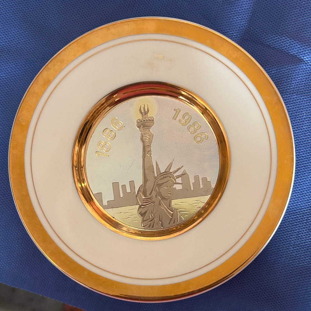 Gold and Cream statue of liberty Centennial 1886 to 1986 Commemorative Plate
